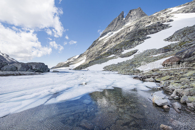 约敦海门国家公园的夏季景观有融化的冰雪