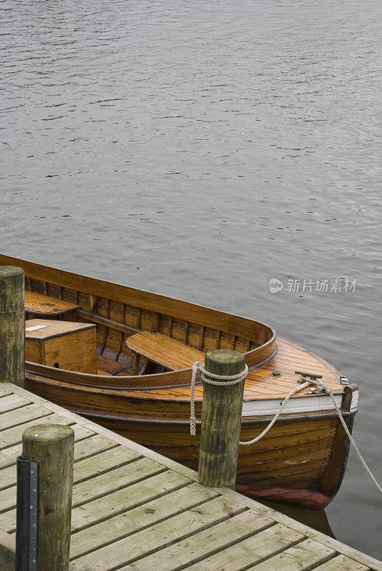 木划艇系在码头边