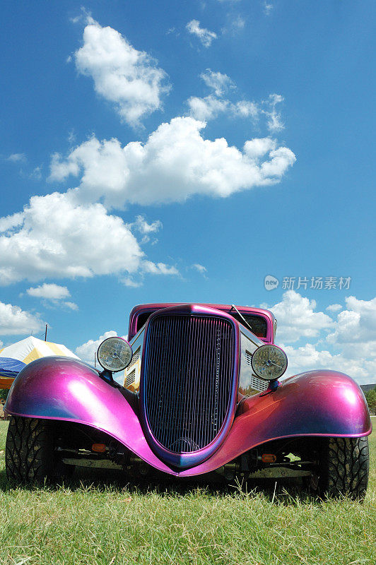 经典的紫色热杆在车展上展出