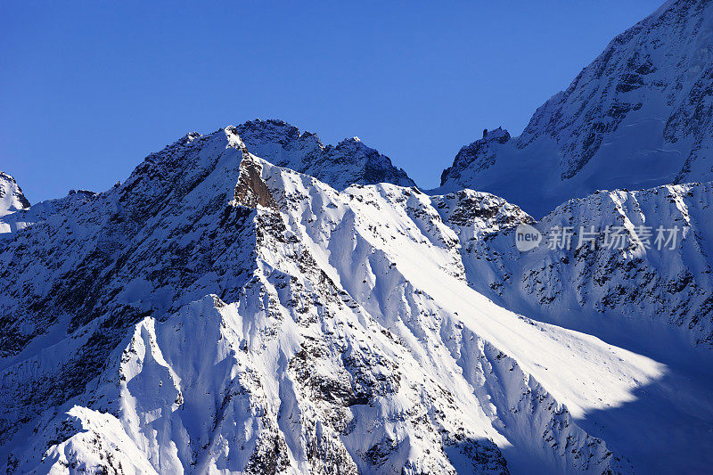 山顶有粉雪