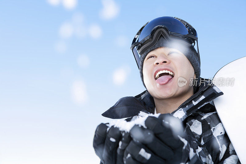 蓝天下的快乐滑雪板