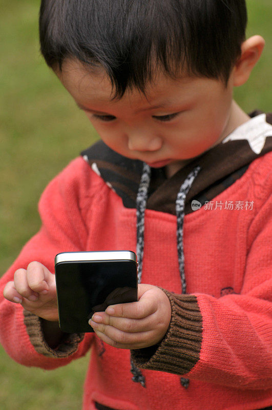 小男孩在玩智能手机