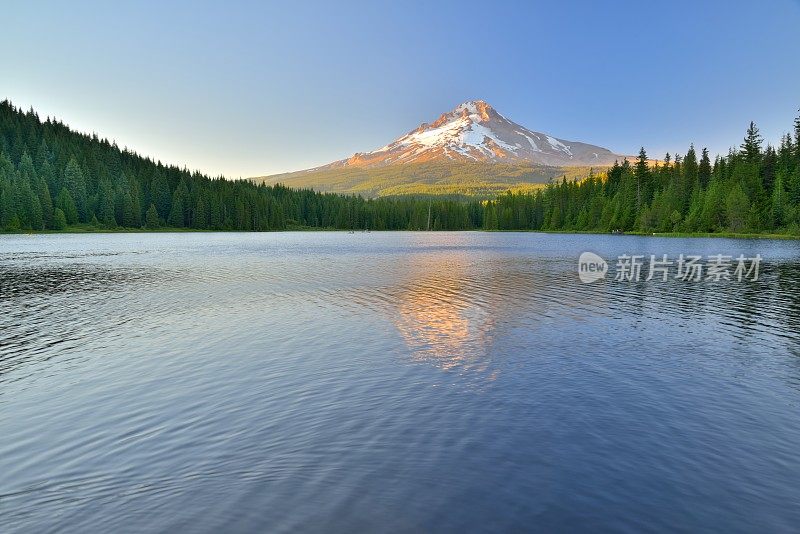 胡德山后面美丽的湖