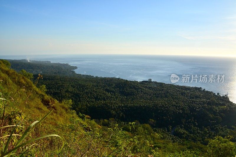 美丽的卡米圭因海岸线和海景，菲律宾