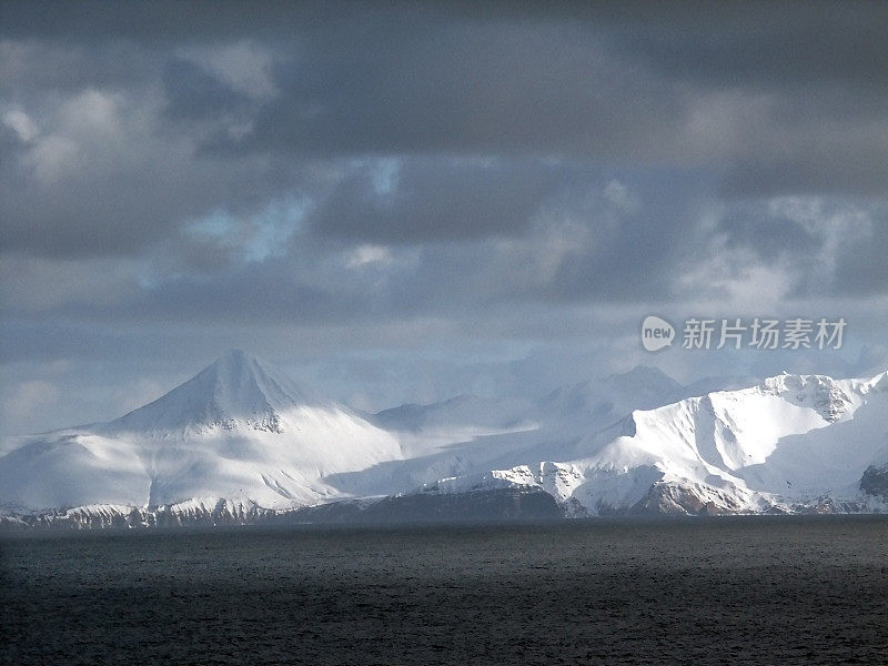 阿留申群岛和雪山