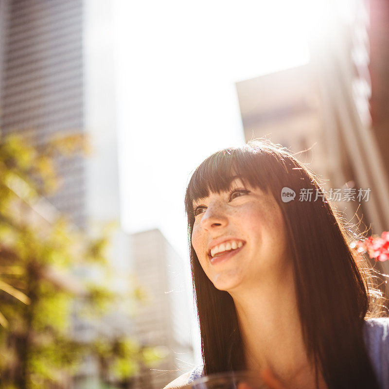 快乐的女人笑着这座城市