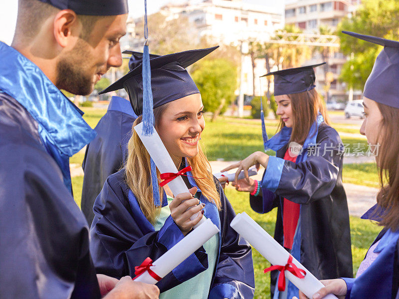 学生在毕业礼服持有文凭的观点