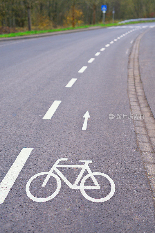 城市街道上的自行车道，有标志、箭头和标记