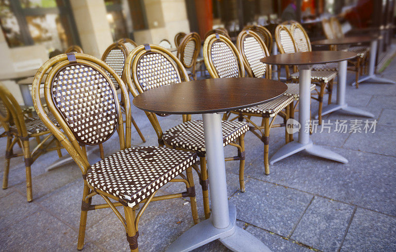 巴黎街头咖啡馆里的生吃桌