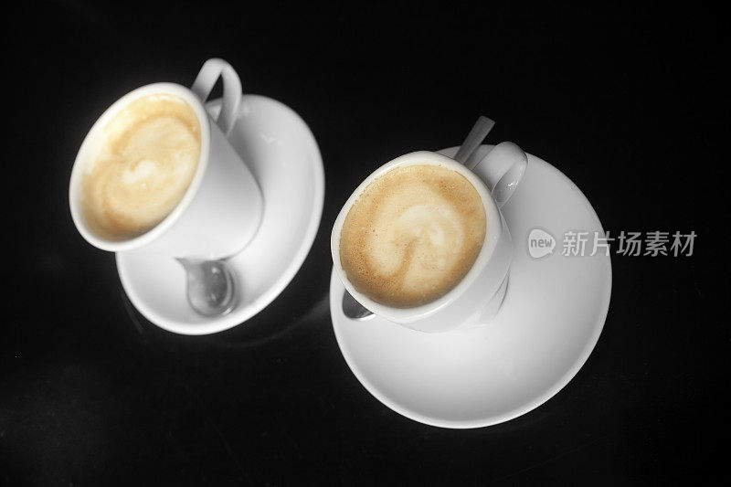 两杯白咖啡和卡布奇诺。