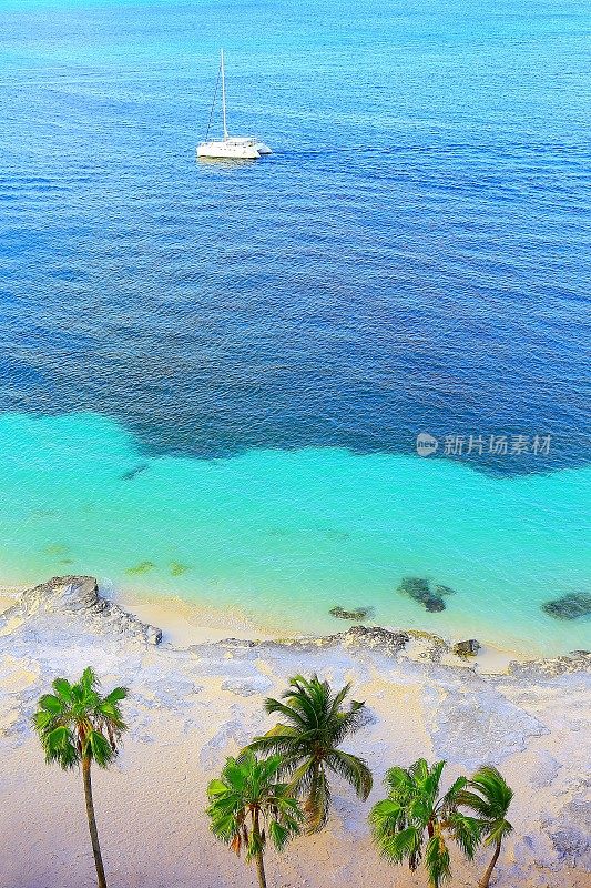 田园般的海滩和船在日落坎昆，加勒比海