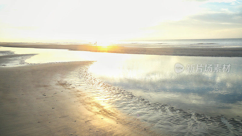 飘渺的太阳，云的反射，日出早晨海洋潮汐池，SC