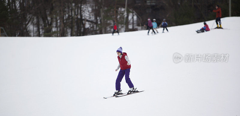 滑雪胜地的兔子斜坡上的女孩
