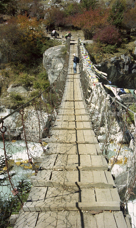 喜马拉雅山上的吊桥