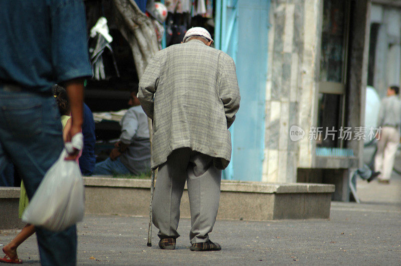 孤独的老年人-阿尔及利亚人