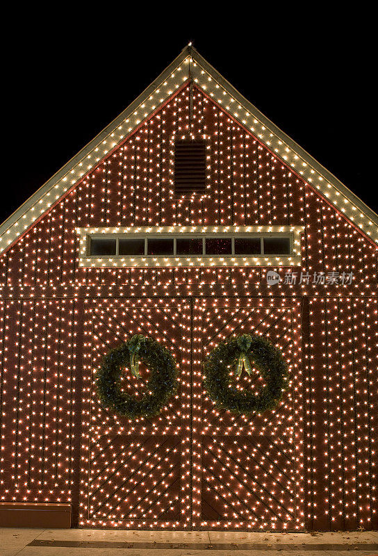 谷仓灯与许多圣诞灯