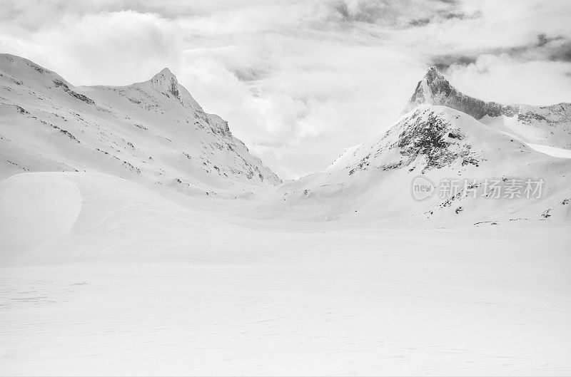 冰雪覆盖的山峰在Jotunheimen国家公园