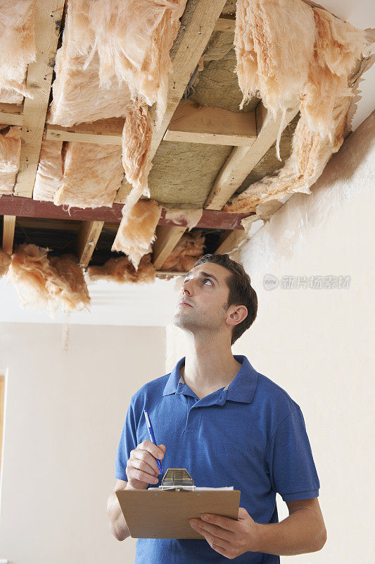 建筑商在准备报价时注意到天花板受损