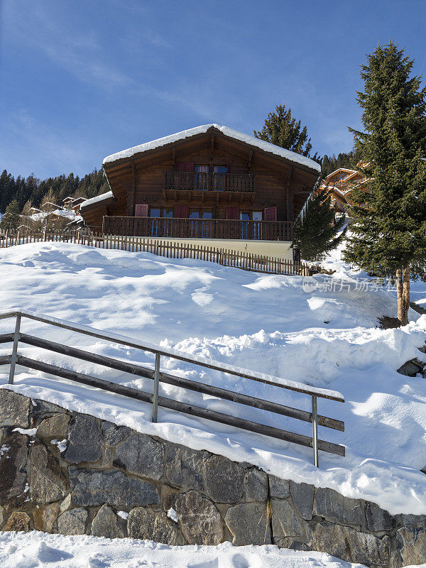 雪覆盖的瑞士高山小屋和村庄