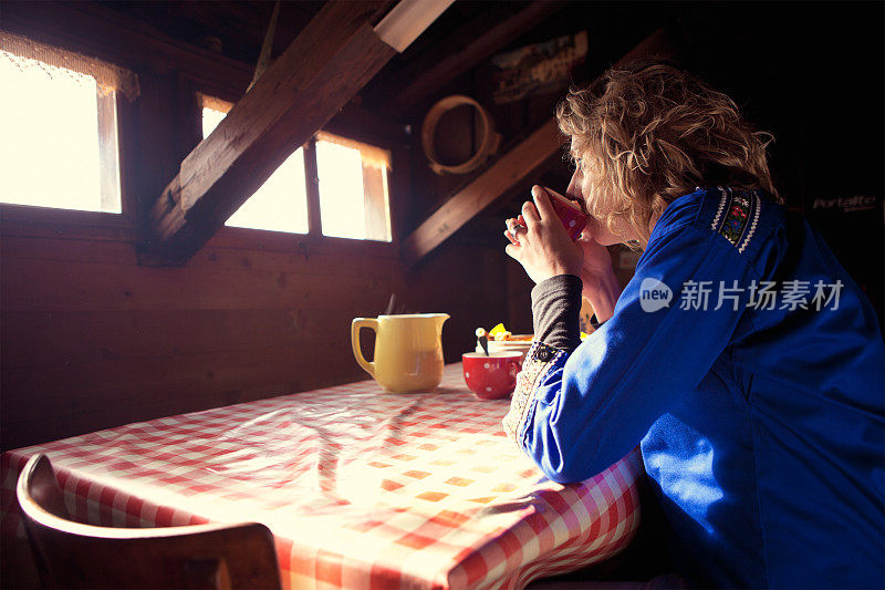 在瑞士小屋喝清晨咖啡