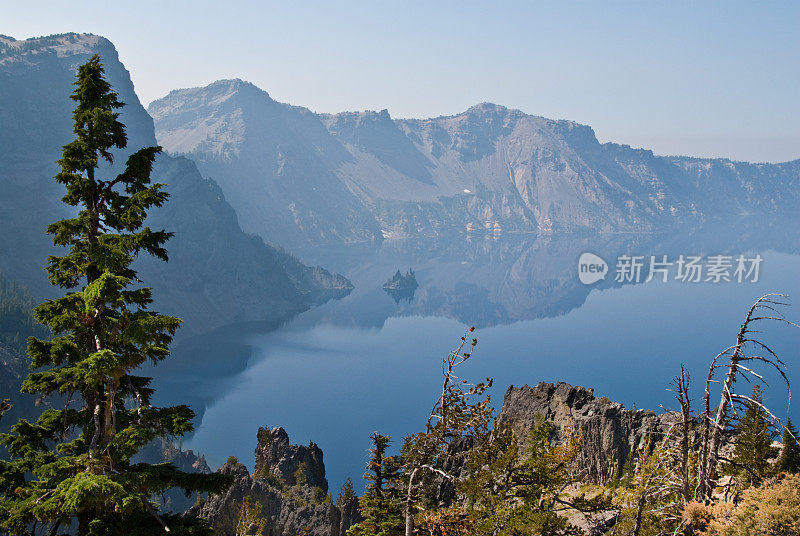 火山口湖和幽灵船岩层