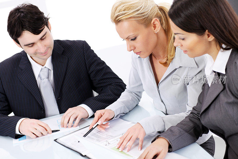 商务人士在工作场所互动。