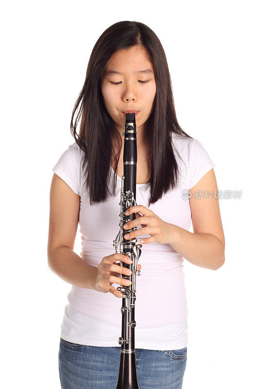 女孩演奏单簧管
