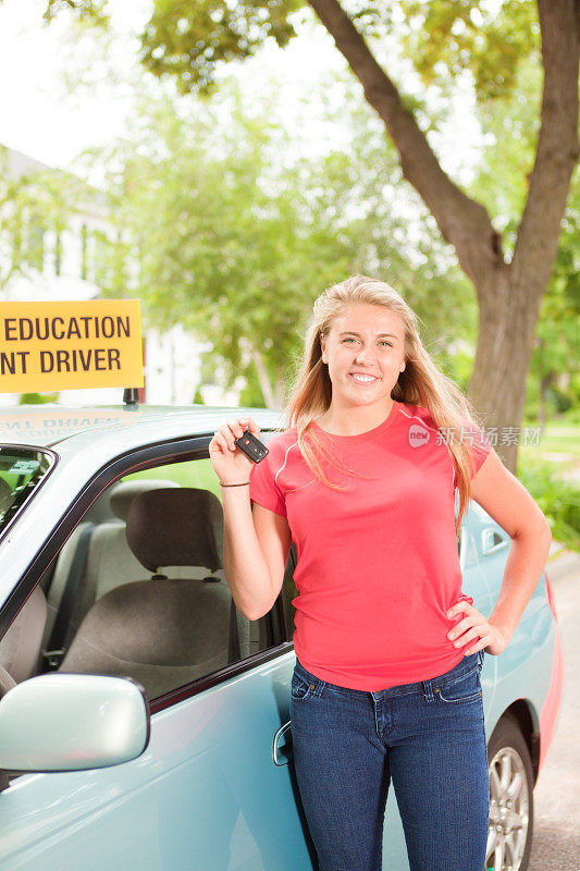 年轻的学生司机，钥匙在车的前面