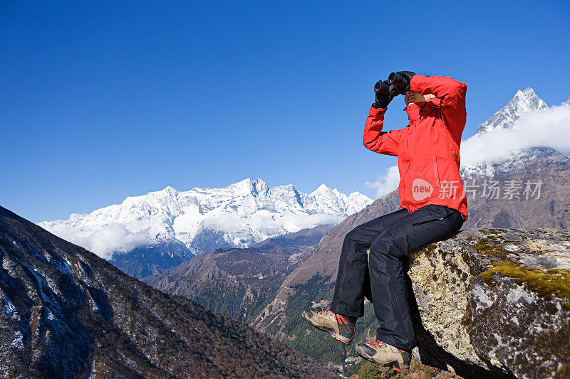 在尼泊尔喜马拉雅山徒步旅行的妇女