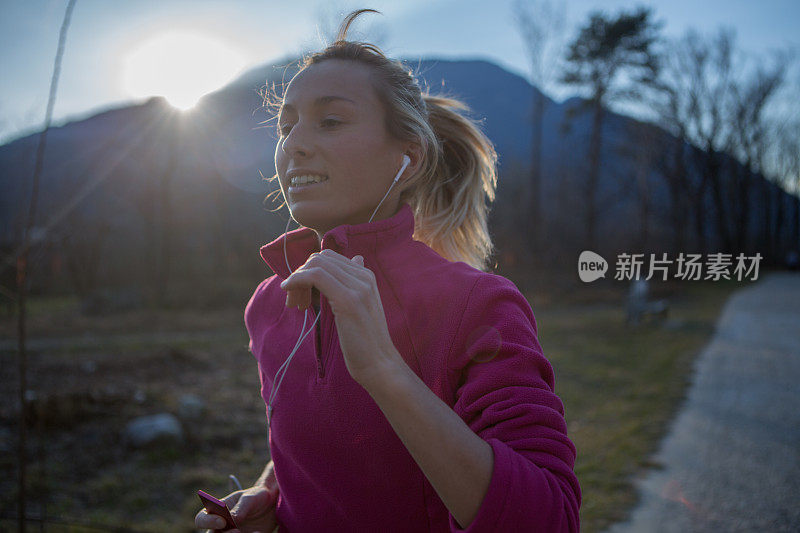 日落时分在公园里跑步的女人