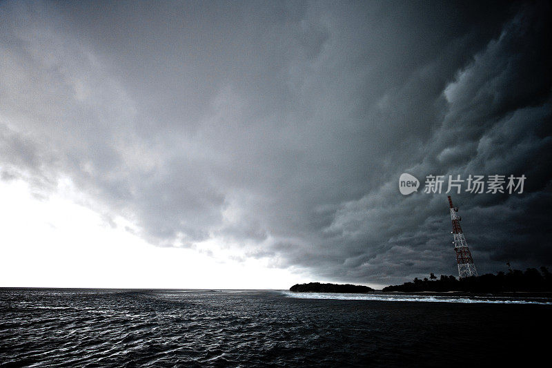 风暴从陆地逼近大海