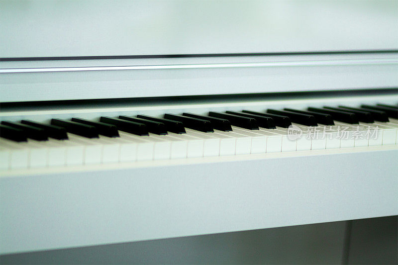 白色钢琴细节