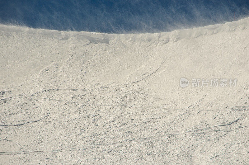 雪吹过滑雪坡飞檐