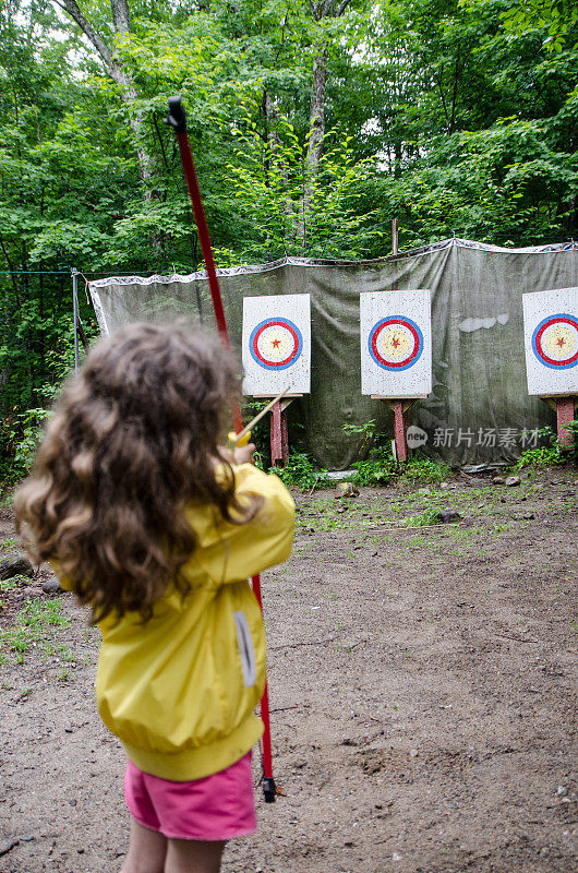 年轻女孩向靶子射箭