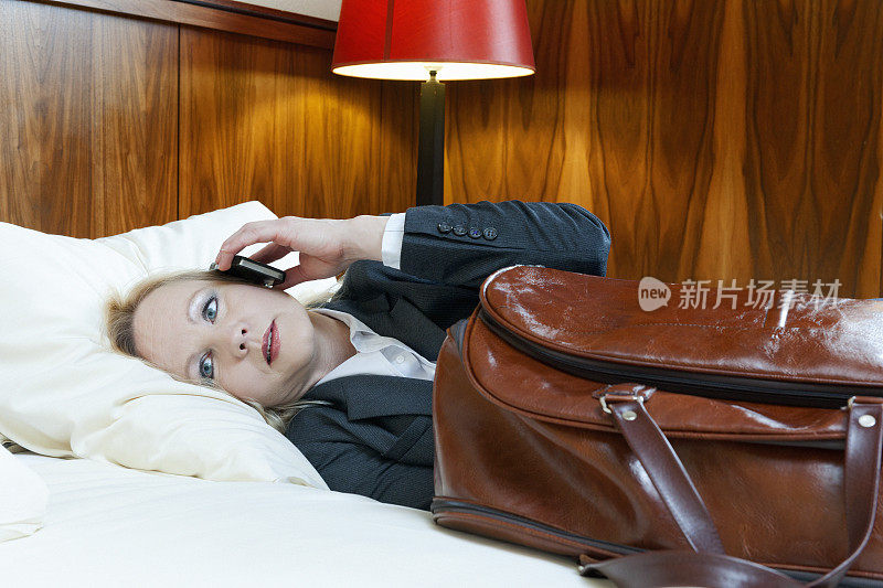 女商人，在酒店房间打电话累坏了