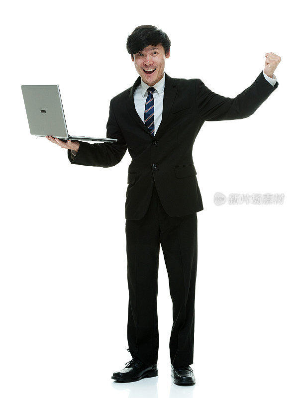 微笑的商人用手提电脑欢呼