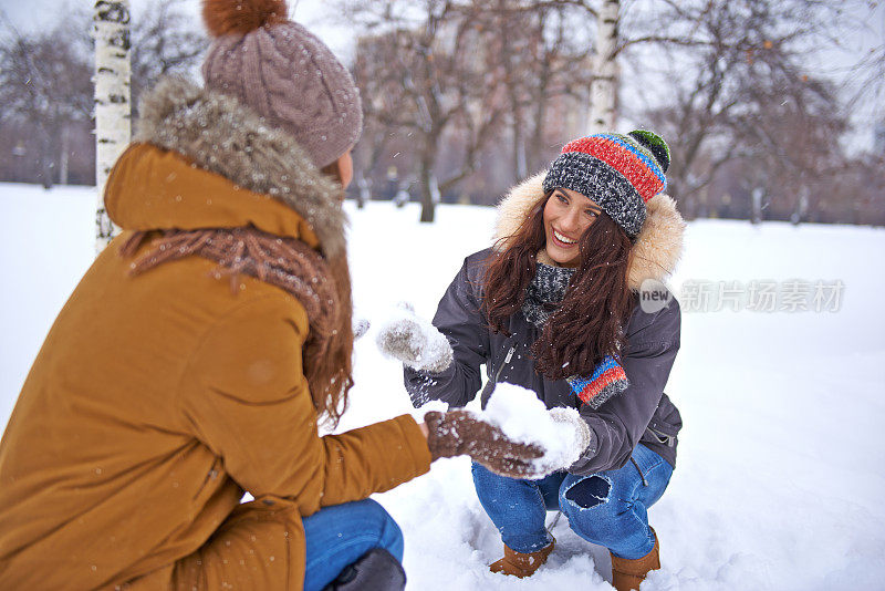 女性朋友在外面享受下雪天