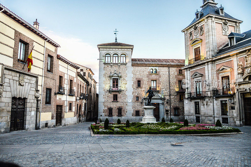西班牙马德里典型的西班牙城镇广场