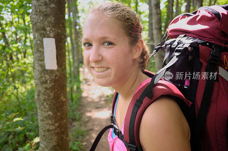 阿巴拉契亚山道上的女性徒步旅行者