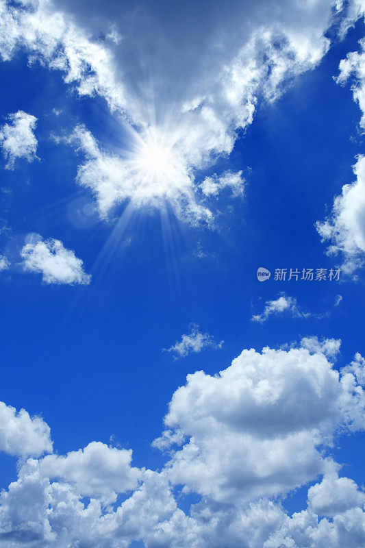 蓝天里的云朵和太阳
