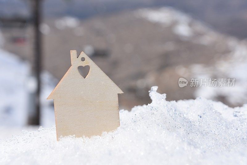 房子模型在雪中