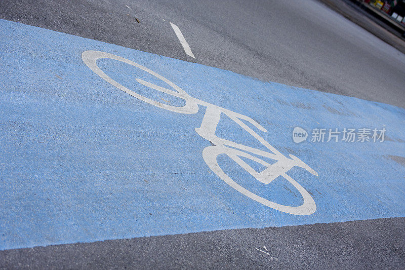 路上的自行车道标志。