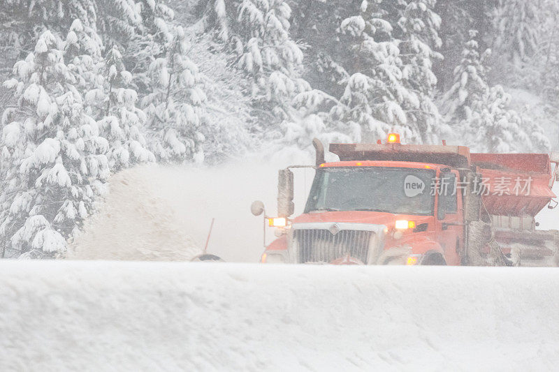 在蒙大拿州I-90号州际公路上扫雪机除雪
