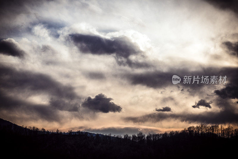 戏剧性的天空日落与山的剪影