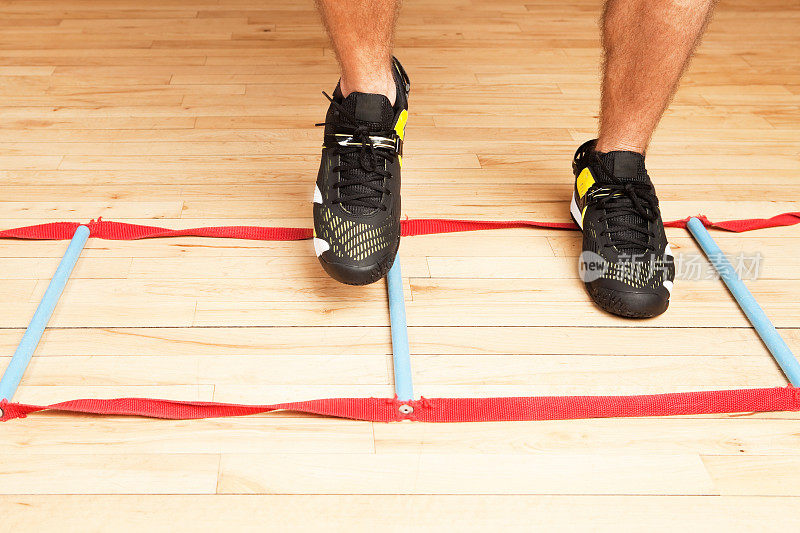 在健身房的地板上进行脚敏捷性阶梯锻炼