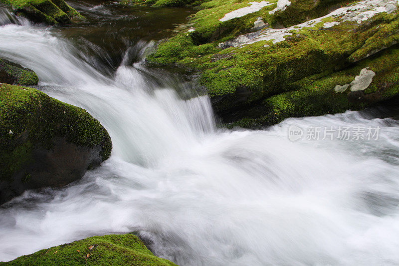 绿苔山溪流水烟山田纳西州