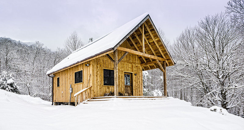 冬季暴风雪中的乡村小屋