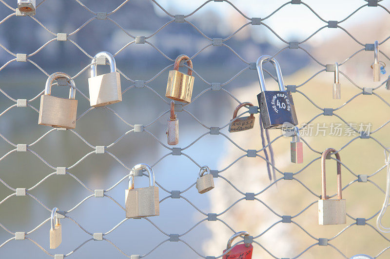 萨尔茨堡桥上的许多爱锁