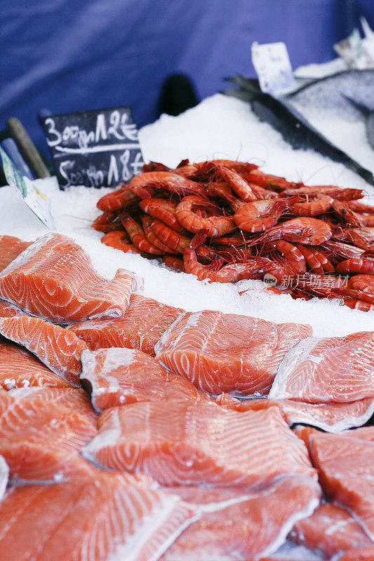 市场上的鲑鱼和虾