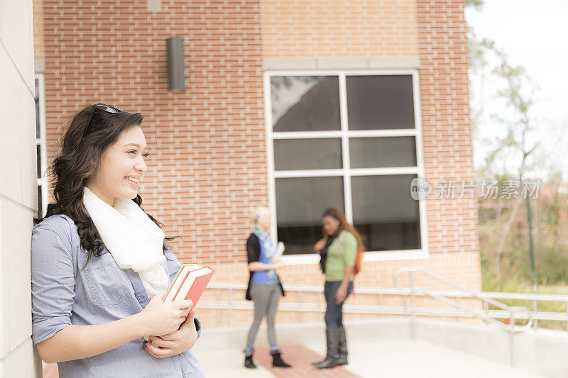 学历:在校园里的混血儿大学生。朋友的背景。